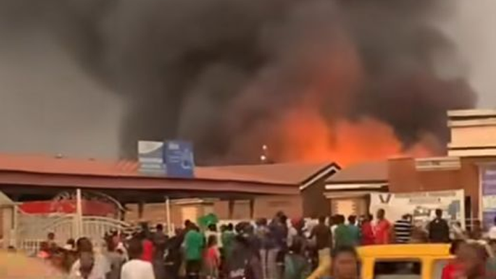 Fire guts Arena market in Lagos