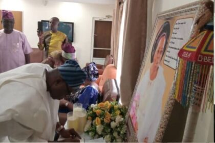 Amb Sarafa Isola pays condolence visit to Onabanjo family