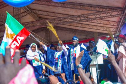 APC: Grand reception for Taraba governor as he receives party flag
