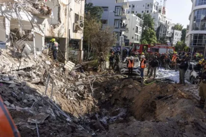 Iranian missile strikes hit Tel Aviv area, six injured