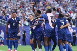 France break Paraguay resistance 1-0 to earn quarter-final berth