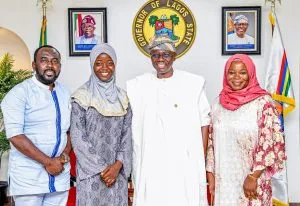 Sanwo-Olu fulfils N10 million cash prize to LASU’s all-time best